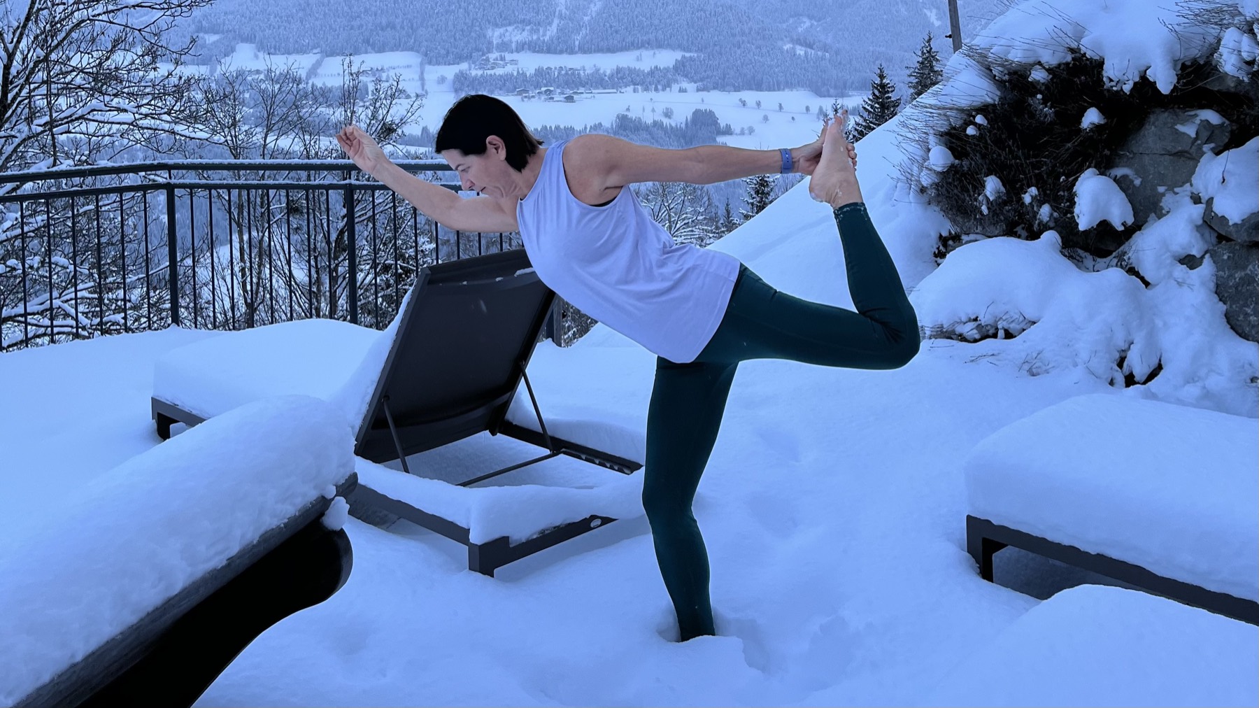 Petra Tutner in einer Yoga-Balance-Haltung im Schnee